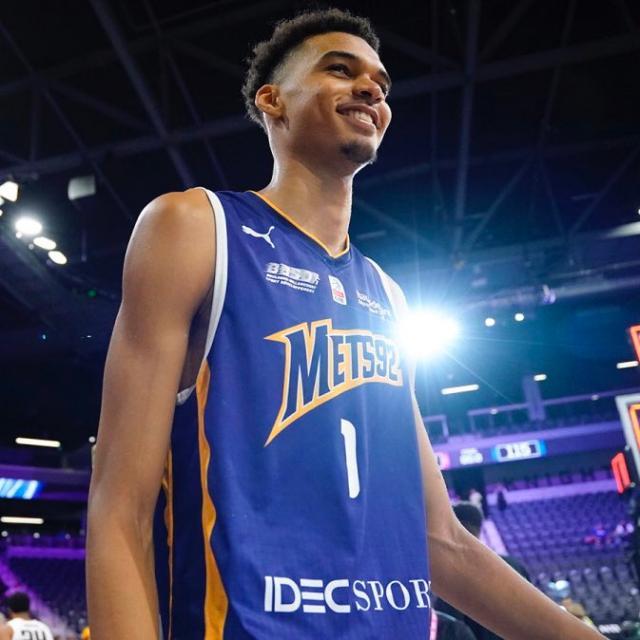 1665196326802093870.jpg FefioS1VIAEDHCR.jpg